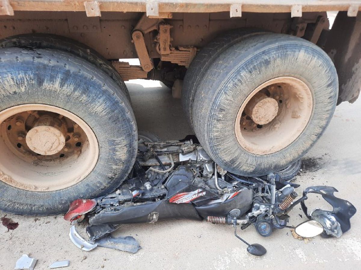 Accident by dumper :बजरी से भरे डम्पर ने बाइक को रौंदा, फिर चालक ने की यह हरकत