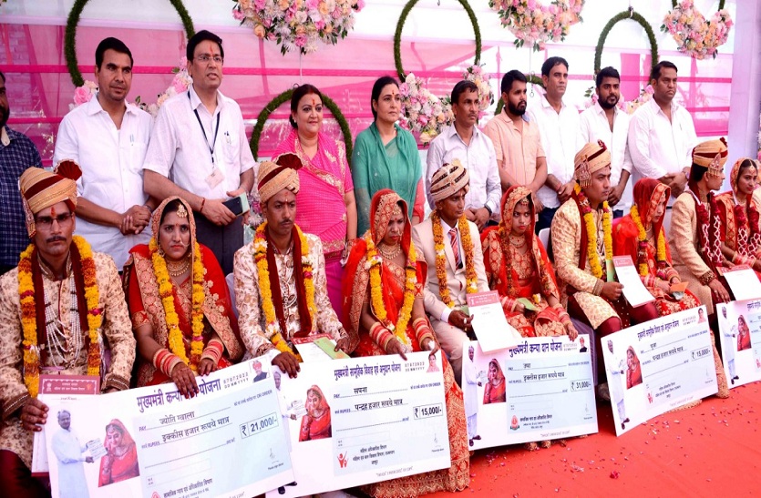 आवासनियों के विवाह में शामिल हुई महिला और बाल विकास मंत्री, दिया 15-15 हजार रुपए का चैक