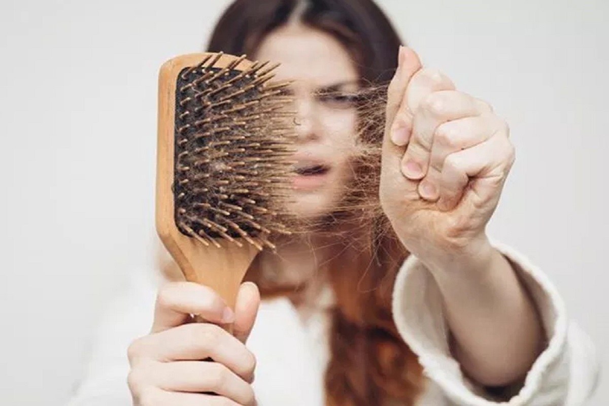 Hair Fall Home Remedies: क्या आप भी बाल झड़ने की समस्या से है परेशान? तो ये घरेलू उपाय दिलाएंगे निजात