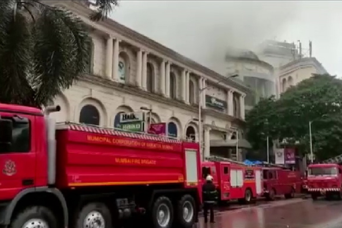 Mumbai Fire: मुंबई के पवई हीरानंदानी इलाके के शॉपिंग मॉल में लगी भीषण आग, 12 फायर ब्रिगेड की गाडियां मौके पर पहुंची