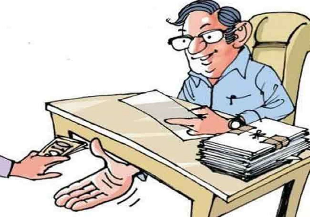 when_bribe_not_received_lekhpal_force_man_to_paint_government_house_in_ghaziabad.jpg