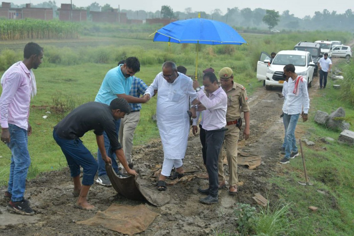 yogi-government-cabinet-minister-sanjay-nishad-vip-culture-video-viral-in-ghaziabad.jpg