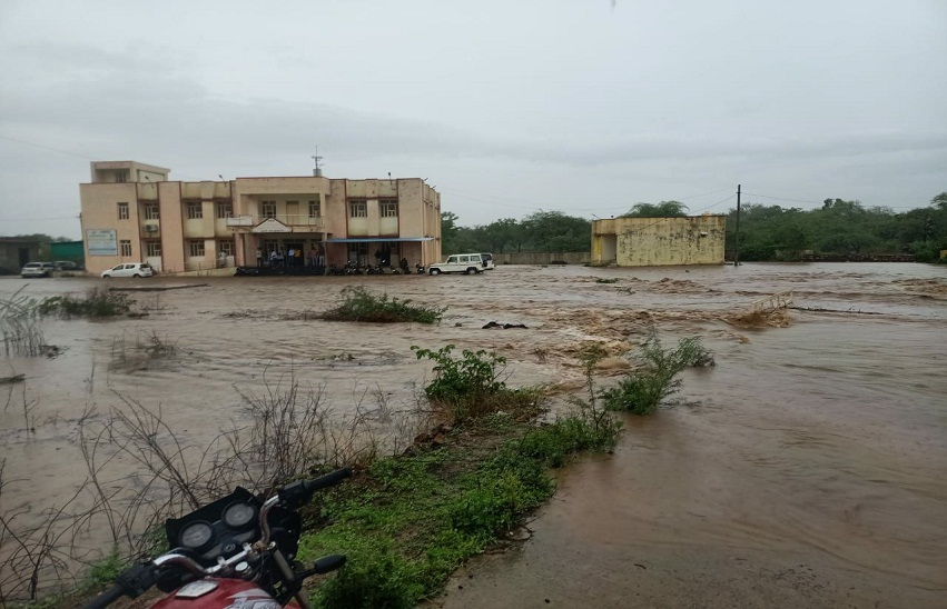 राजस्थान में यहां एक घण्टे में पौने चार इंच बारिश,  ऐसा लगा जैसे बाढ़ आ गई, तहसील में फंसे 50 लोग