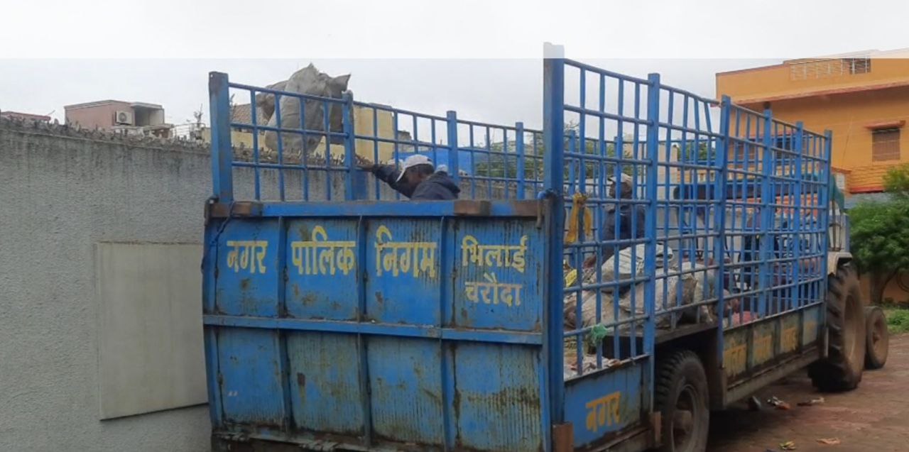 10 करोड़ के पालिका बाजार में डंप कर रहे कचरा