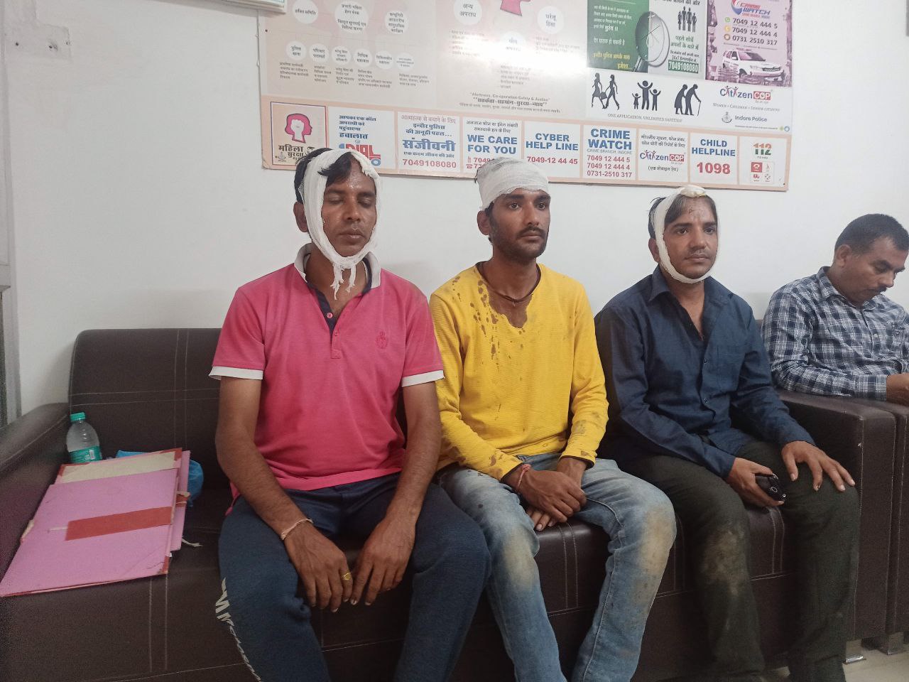 टेबल पर बैठने के विवाद में भाइयों पर चाकू से हमला