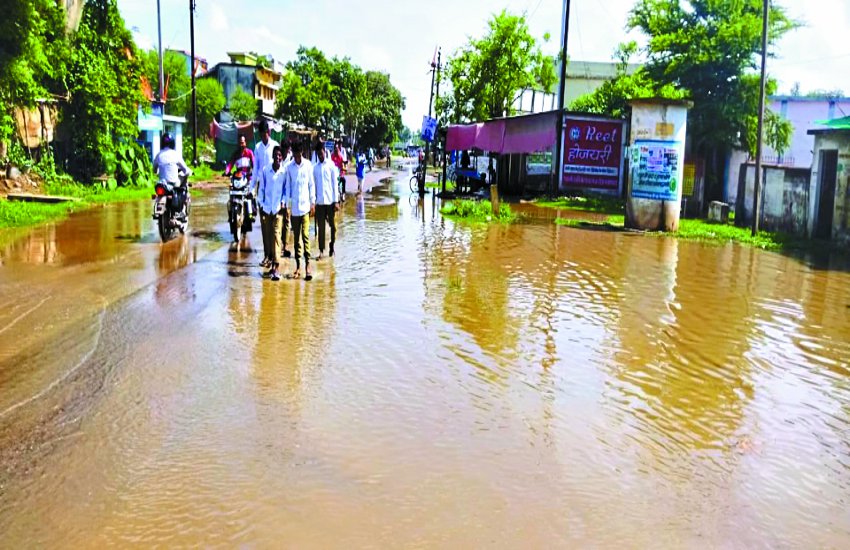 कोपरा प्राथमिक स्कूल परिसर में घुटने तक भरा बारिश का पानी, छोटे बच्चे परेशान