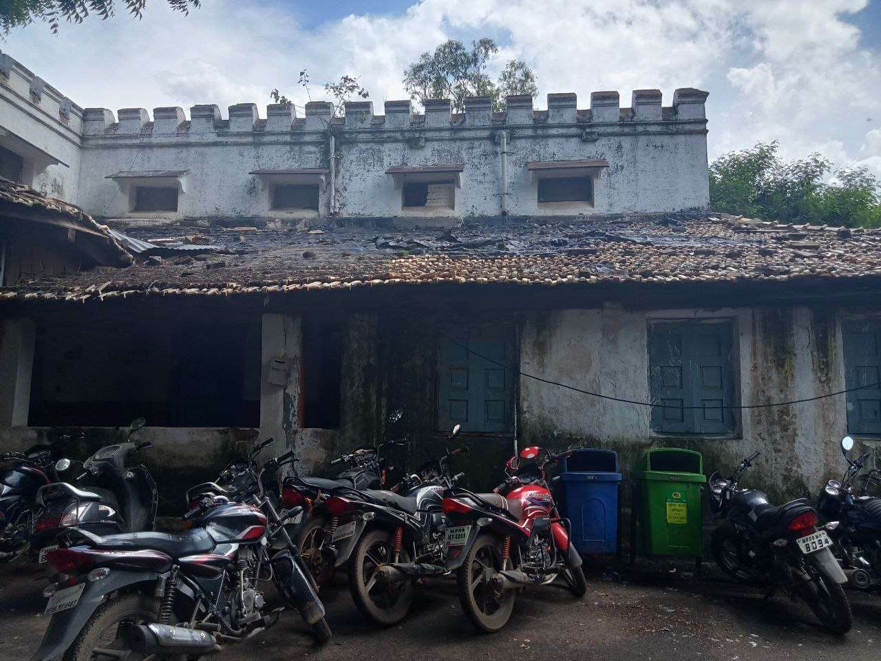 नए भवनों के निर्माण से लेकर पुराने भवनों के मेंटनेंस पर लाखों खर्च फिर भी असुरक्षित