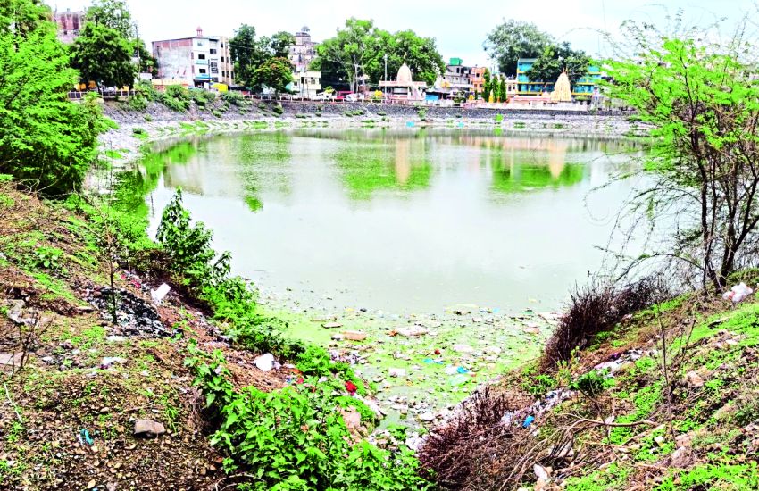 1 करोड़ 9 लाख छोटे तालाब के सौंदर्यीकरण पर खर्च कर दिए, फिर भी दुर्दशा