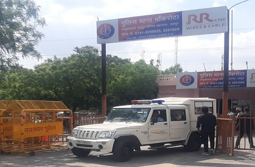जयपुर के भांकरोटा थाने से आरोपी दानाराम को पंजाब पुलिस वाहन से ले जाते हुए।