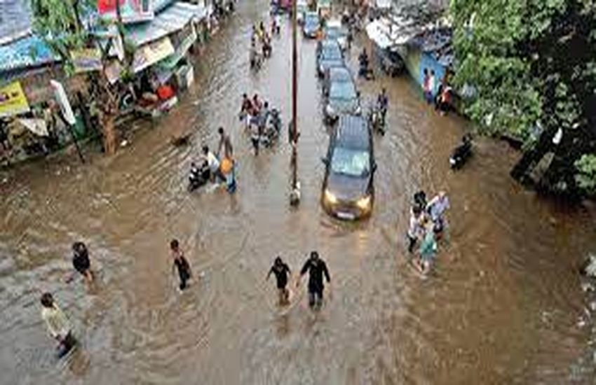 दक्षिण गुजरात में बादलों से बरसी आफत; वलसाड में लोगों को बचाने हेलिकेप्टर चला, उमरपाड़ा में 13 इंच बारिश से कई गांवों का संपर्क टूटा