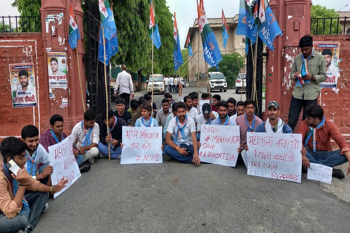 तस्वीरों में देखें कैसे परिषद और एनएसयूआई कार्यकर्ताओं ने किया भूमि अवाप्ति का विरोध