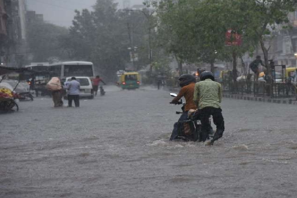 Maharashtra: महाराष्ट्र के मालेगांव में भारी बारिश के बीच बाइक सहित दो युवक नदी में डूबे, रेस्क्यू ऑपरेशन जारी