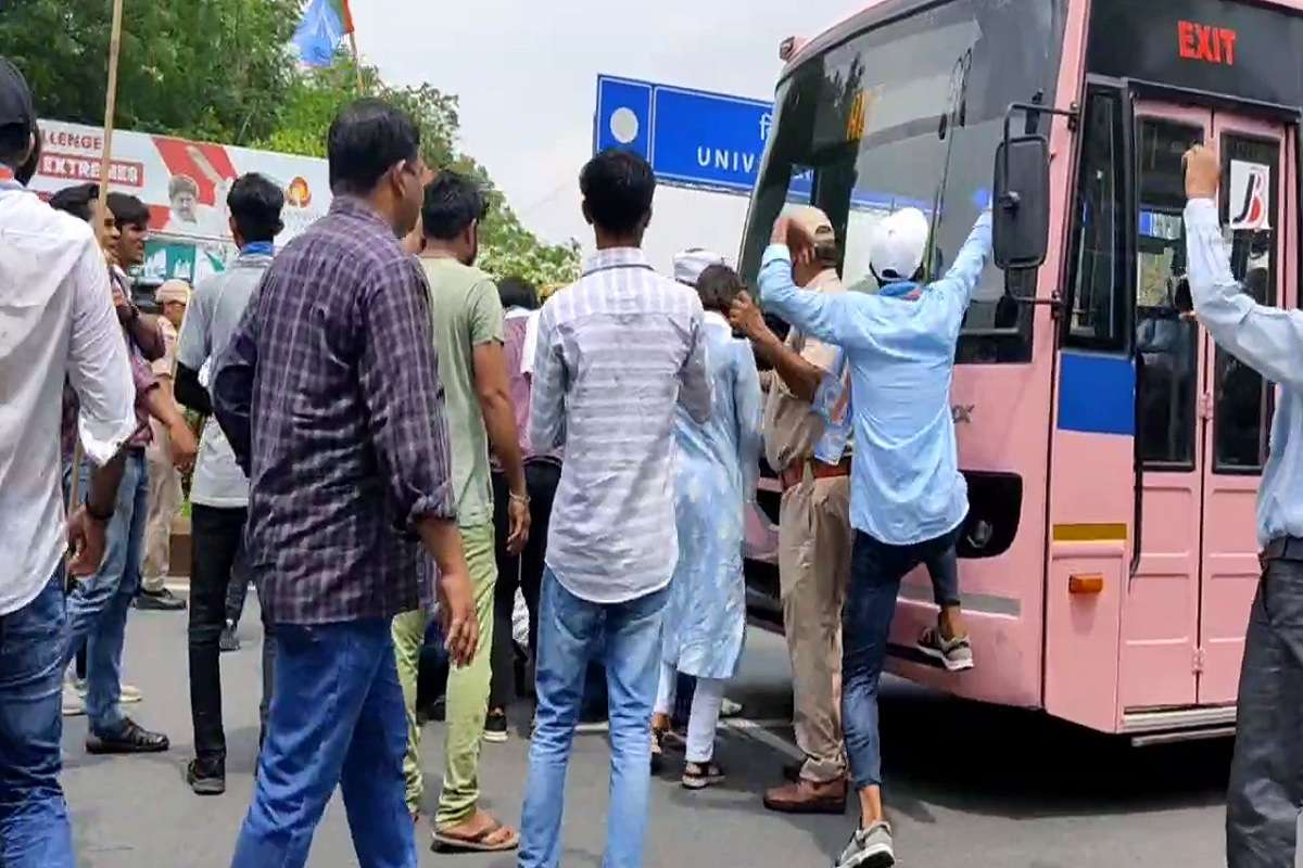 एनएसयूआई के कार्यकर्ताओं ने प्रदर्शन के दौरान की सड़क जाम, बस पर चढ़े कार्यकर्ता