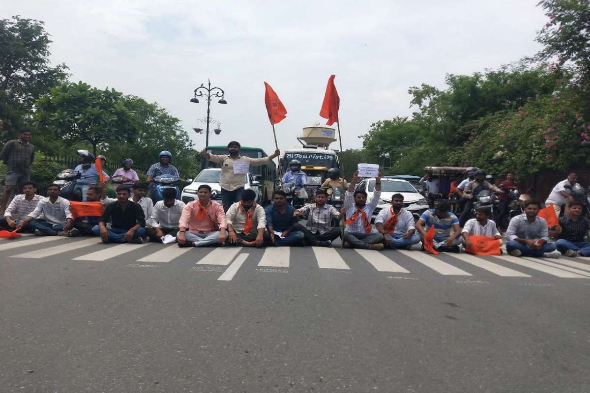  प्रदर्शन के दौरान परिषद के कार्यकर्ता सड़क पर जा बैठे, सड़क पर लगा जाम