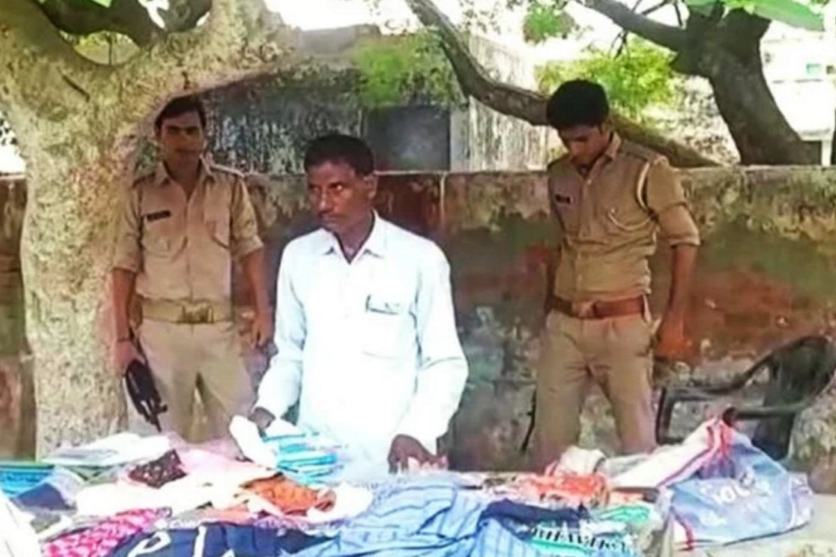 man-sells-clothes-by-handcart-under-the-police-protection-in-etah.jpg