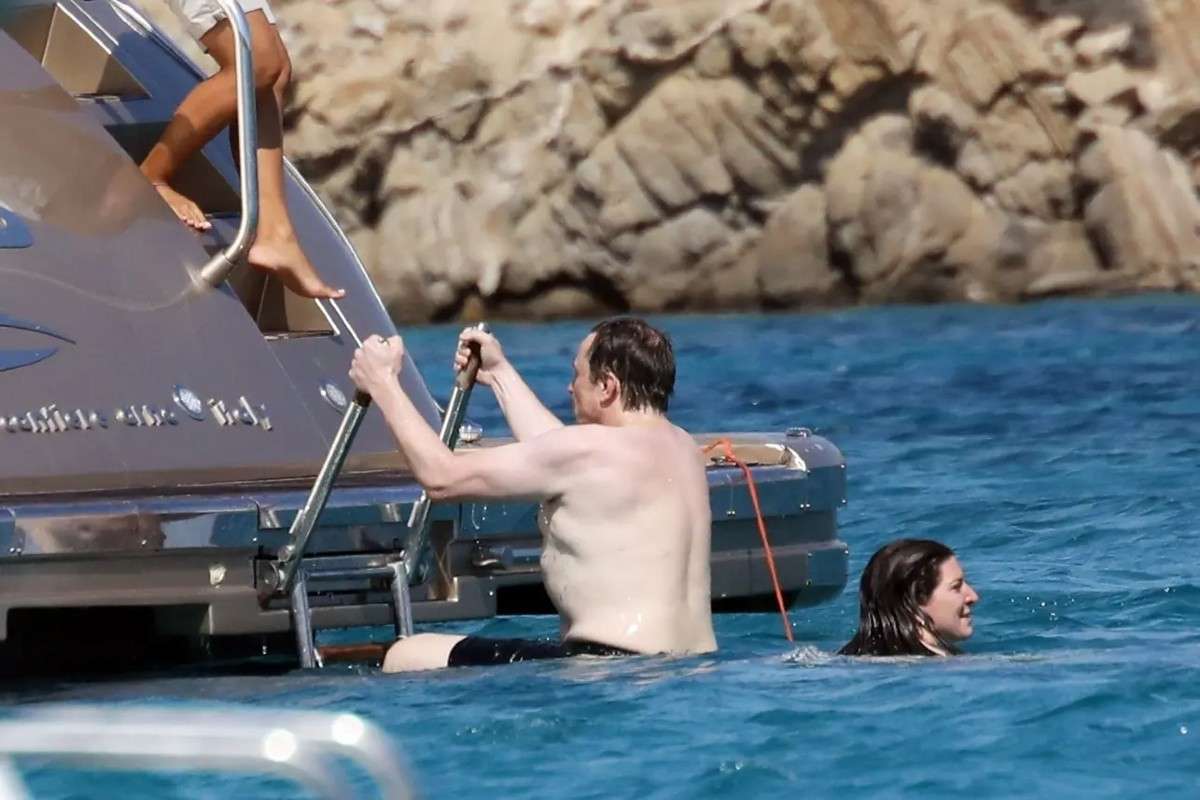 elon-musk-goes-shirtless-while-enjoying-vacation-on-a-yacht-in-greece-world-s-richest-man-reacts-1.jpg