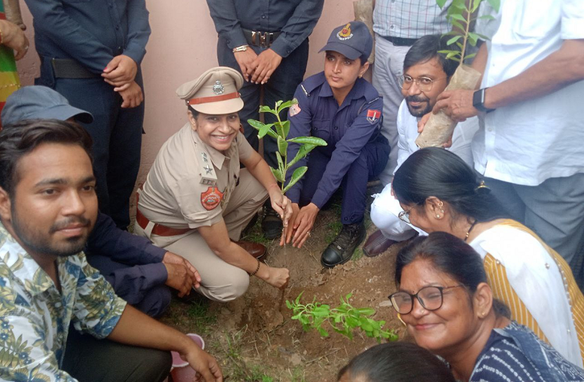 हरयाळो राजस्थान: सीनियर सिटीजन फोरम में हुआ पौधरोपण, दिया हरियाली का संदेश