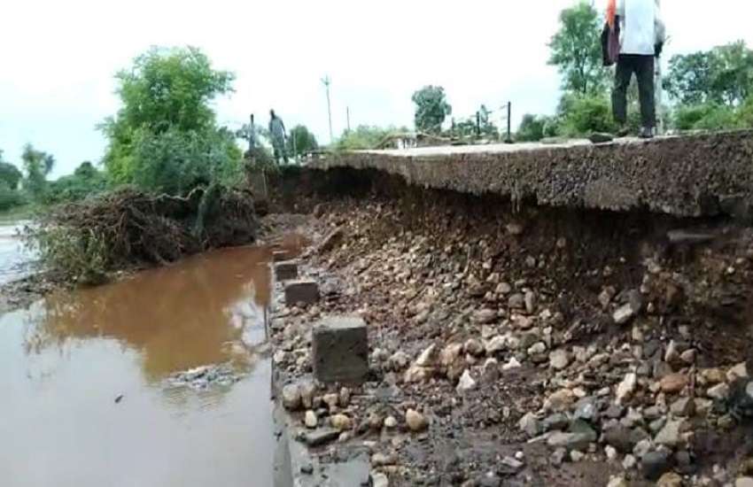 Gujarat Heavy Rain उत्तर गुजरात के कई जिलों में भारी बारिश, गांव संपर्क विहीन