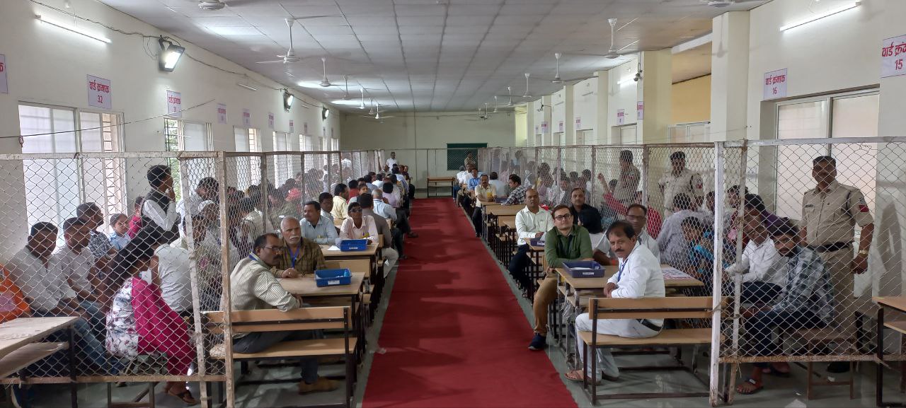 पांच निकायों में 99 पार्षद पद के लिए जारी है मतगणना, मतपत्र में भाजपा को मिली बढ़त