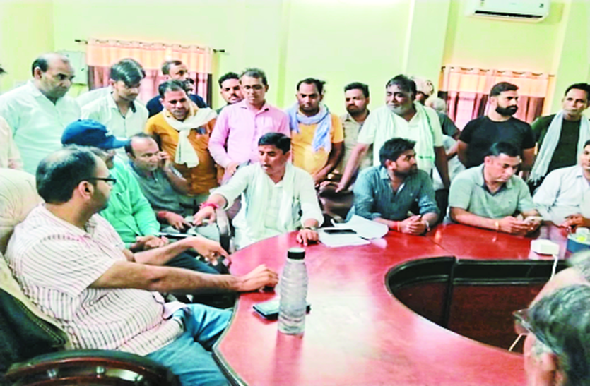 churu- news- अव्यवस्था, भ्रष्टाचार, अधिकारियों की मनमर्जी पर फूटा लोगों का गुस्सा