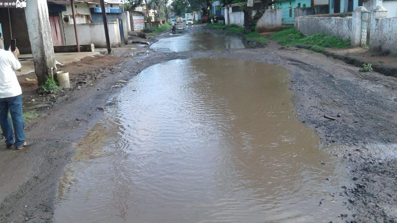 Video Story- Here the road has become a pond, the traffic of the resid