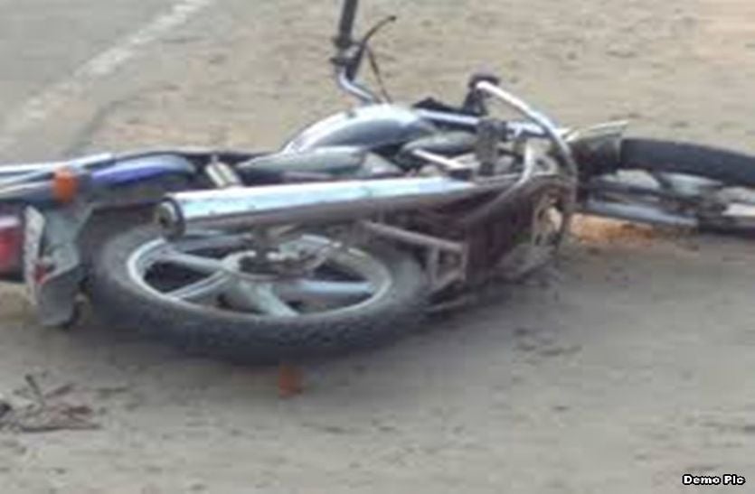 Bike Accident : बाइक हाइवे पर डिवाइडर से टकराई, चालक की मौत, साथी घायल