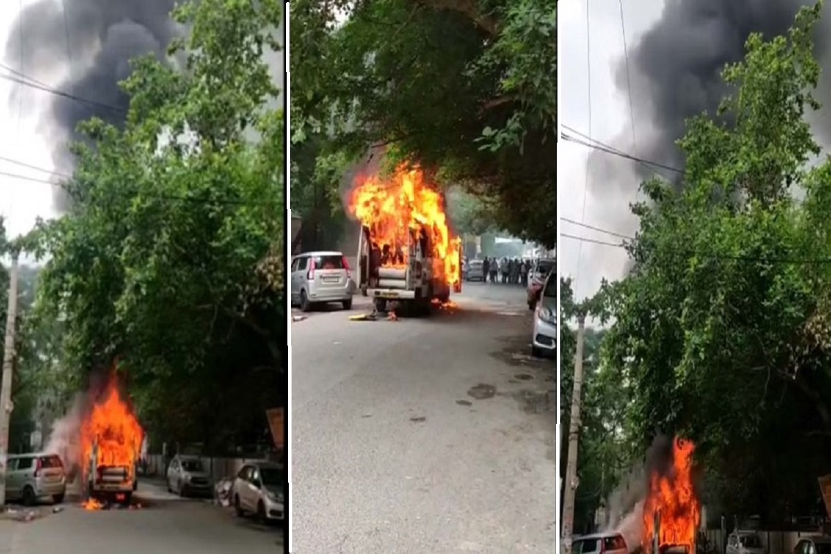 School bus catches fire in Delhi's Rohini, all 21 kids safe