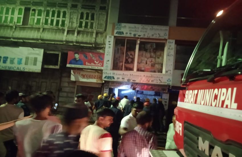 FIRE IN SURAT : भागल पर तीन मंजिला दुकान पर में लगी आग