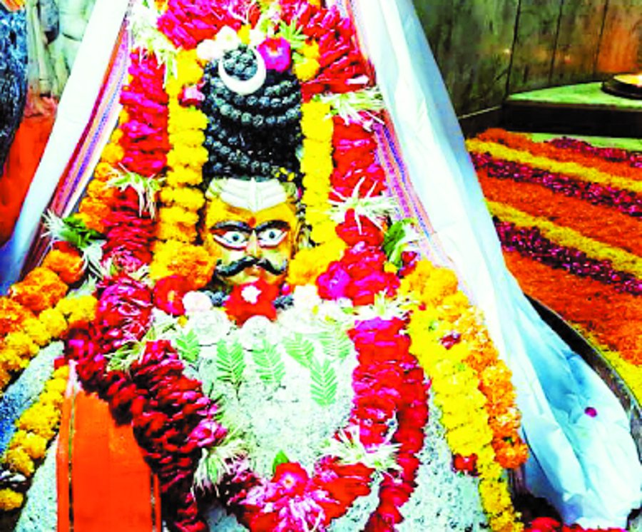 भक्ति: शिव मंदिरों में किए जा रहे भोलेनाथ के विशेष शृंगार व अनुष्ठान