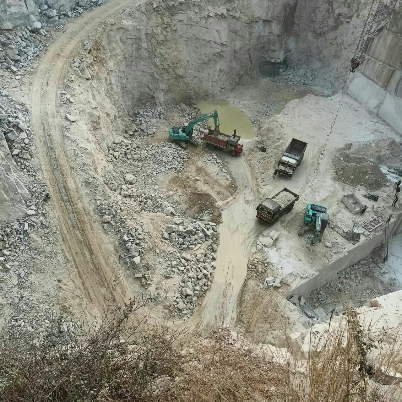 निगले पहाड़… खा गए बजरी, सोती रही सरकार | Illegal mining on the rise in Rajasthan | Patrika News