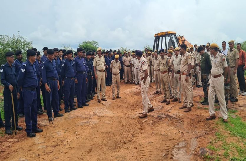 Action of police and forest department against illegal mining in Ramdha forest area
