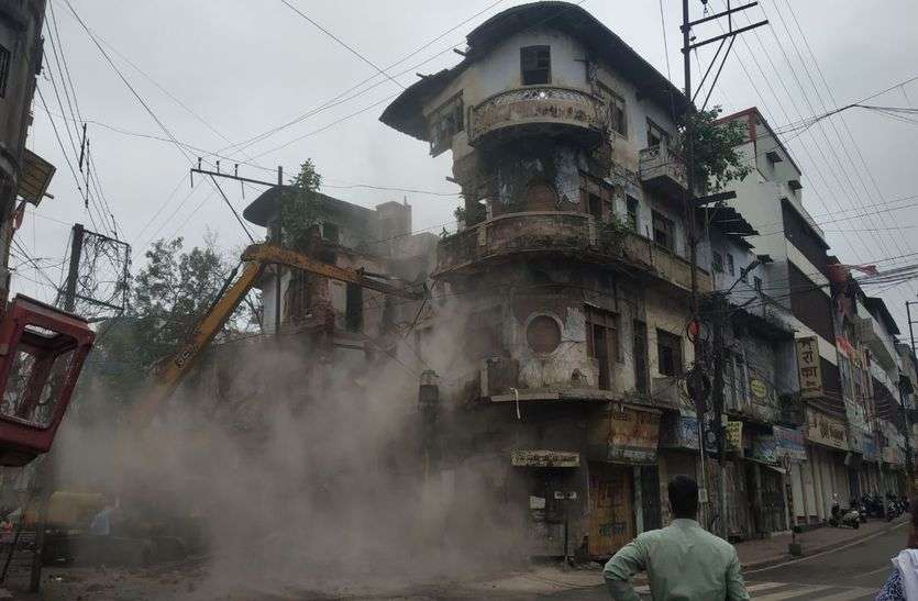 Indore News : इंदौर में सौ वर्ष से ज्यादा पुराने मकानों पर चला बुलडोजर