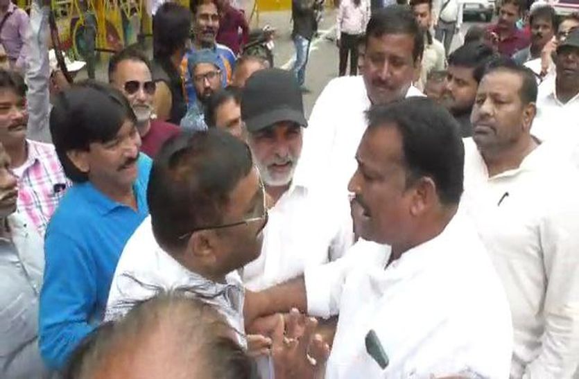 Indore News : सड़क पर लड़े कांग्रेस के दो पूर्व पार्षद