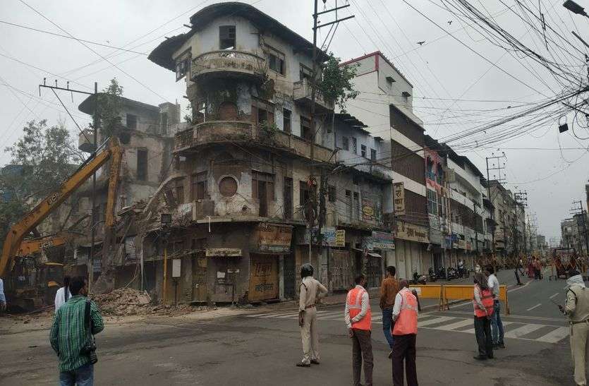 Indore News : इंदौर में सौ वर्ष से ज्यादा पुराने मकानों पर चला बुलडोजर
