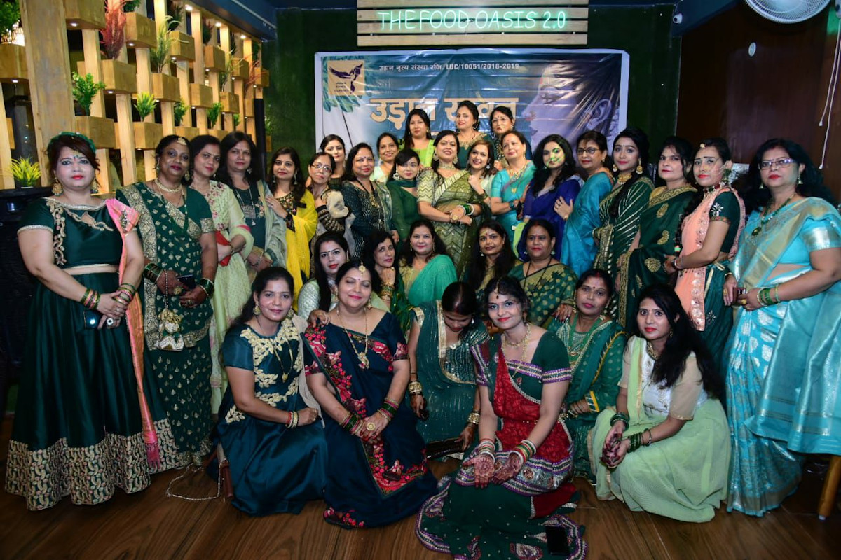सुहागिन महिलाओं ने मनाई  हरियाली तीज,लगाई सजना  मेंहदी