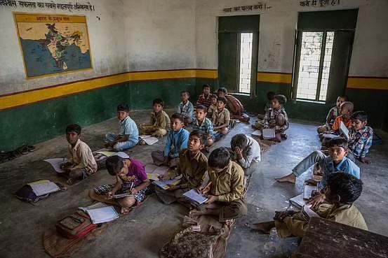  UP Education Ministry oblivious Children forced to sitting on the ground in Schools