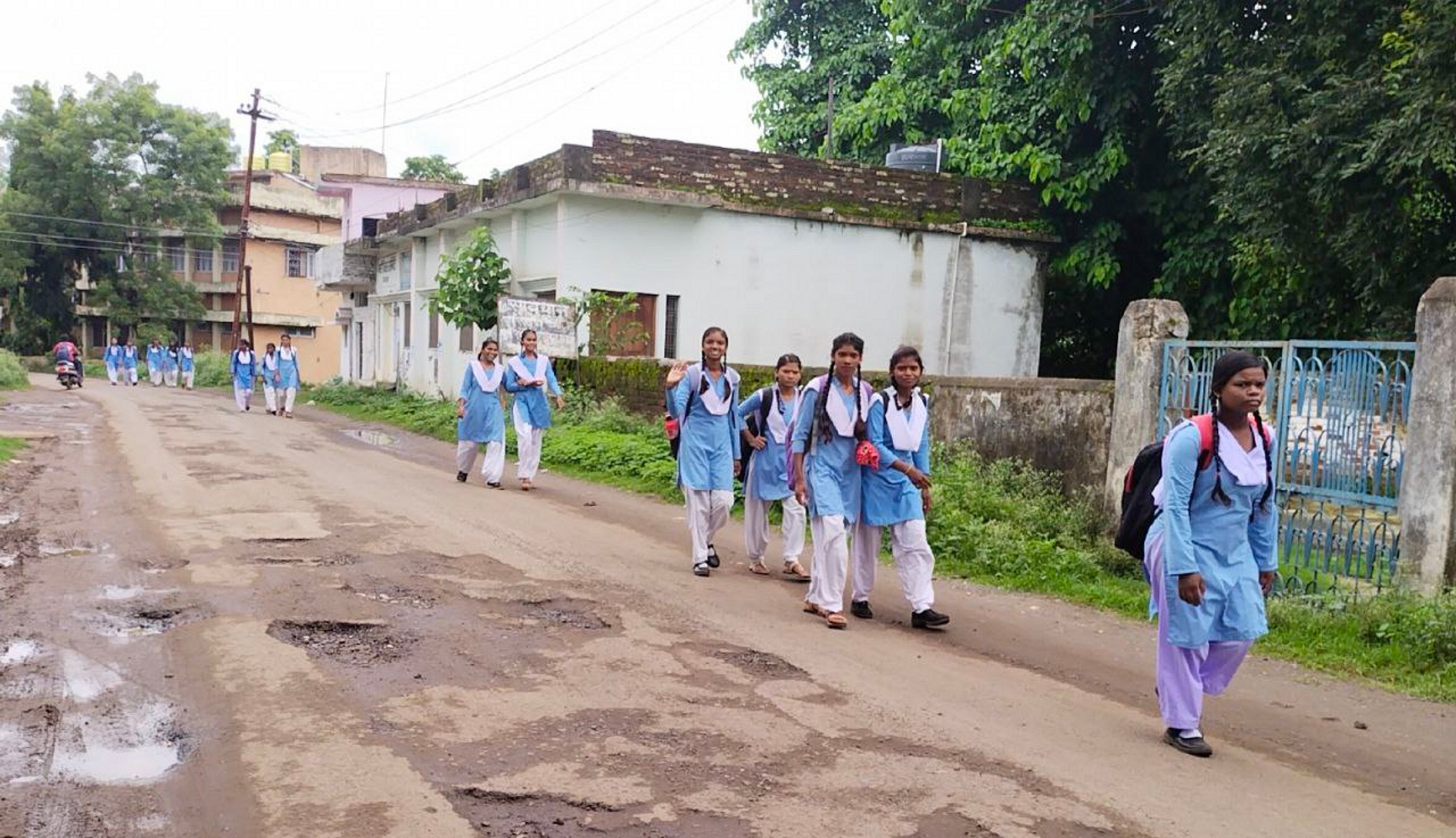 शासन के तरफ से नि:शुल्क साइकिल नही मिलने से पैदल ही स्कूल जा रहे विद्यार्थी