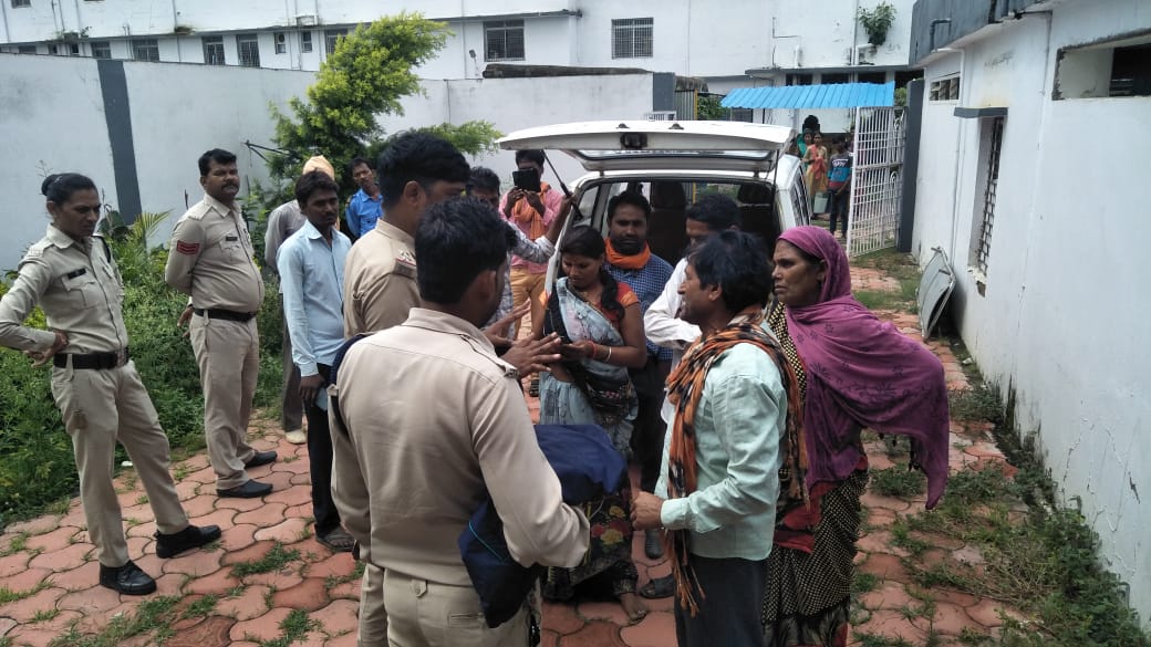 Newly married body found hanging in the house, police engaged in inves