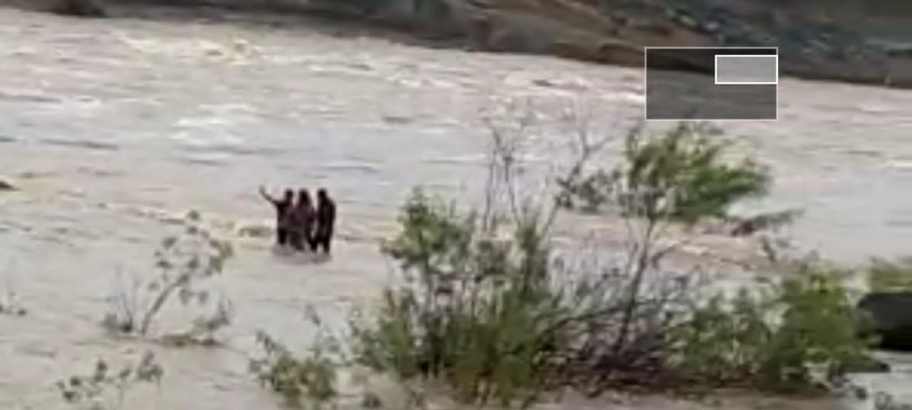 उपनती तवा नदी में सेल्फी लेने गए फंसे 04 युवक, ग्रामीणों के प्रयास से बचाया