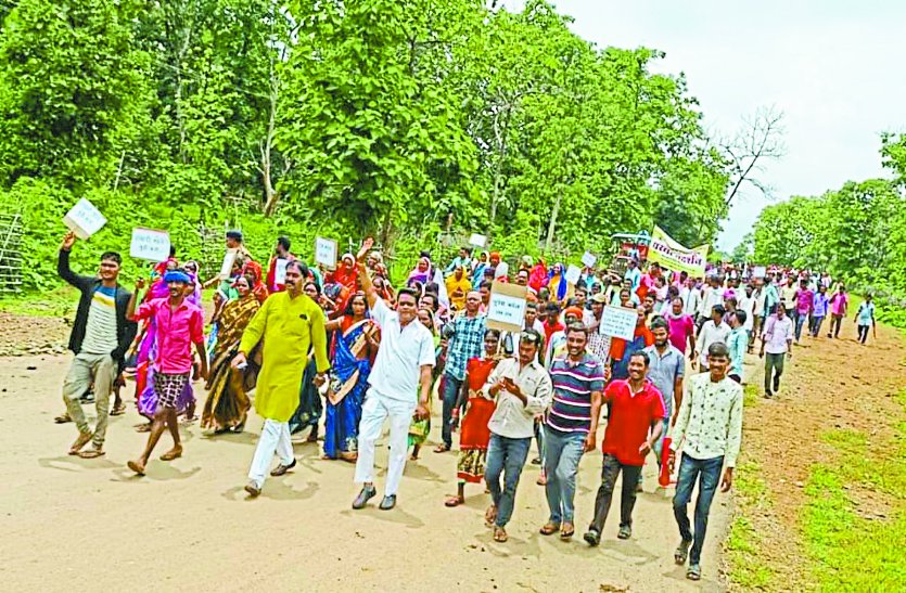 मांगे पूरी नहीं होने से नाराज ग्रामीणों ने निकाला पैदल मार्च।