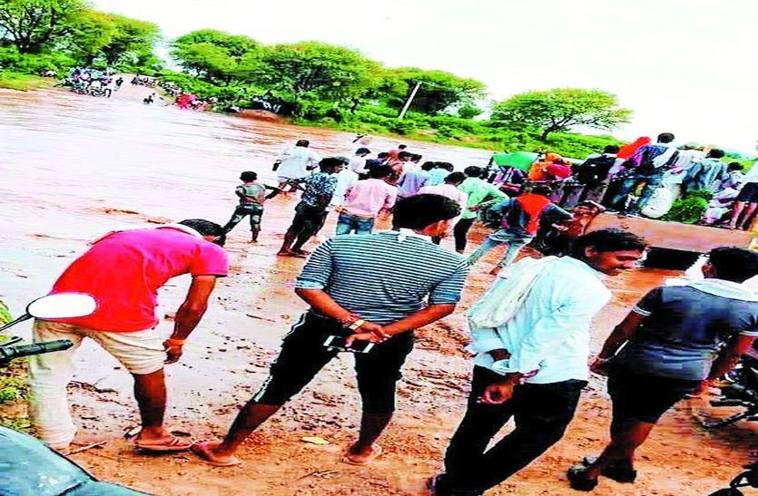 होने लगी बारिश तो नालों में पानी के उफान से थम रही राह