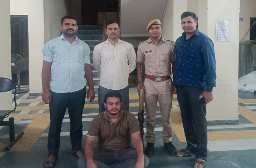 हत्या के मामले में दो साल से फरार चल रहा बदमाश गिरफ्तार