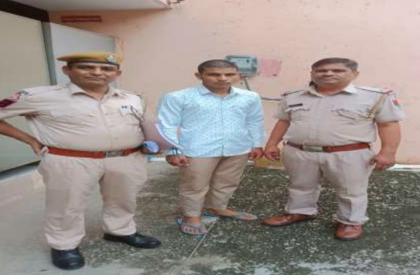 मोबाइल लूटने वाला बदमाश पुलिस के हत्थे चढ़ा