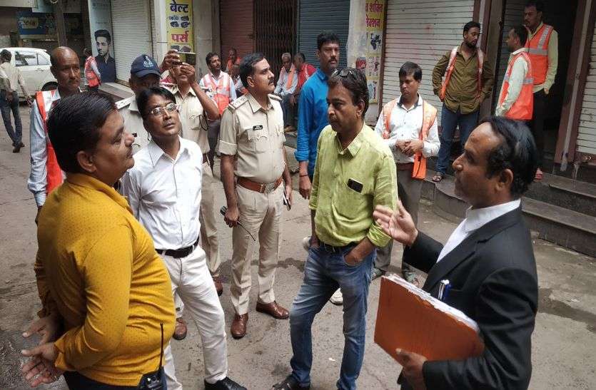 Indore News : जेसीबी का पंजा लगते ही 10 मीनट में भरभराकर गिरा मकान