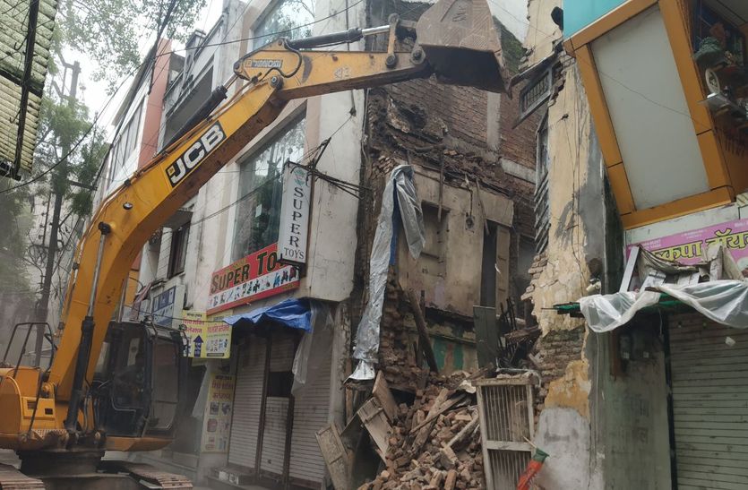 Indore News : जेसीबी का पंजा लगते ही 10 मीनट में भरभराकर गिरा मकान
