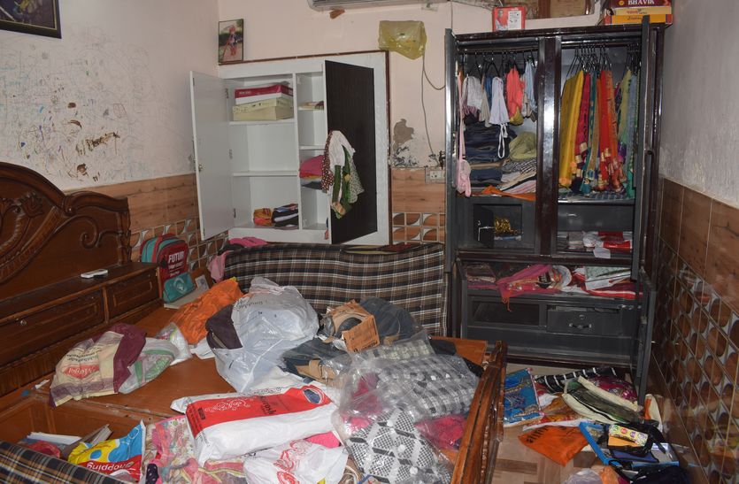 Thieves targeted abandoned houses in the city, took away cars, jewelery and cash