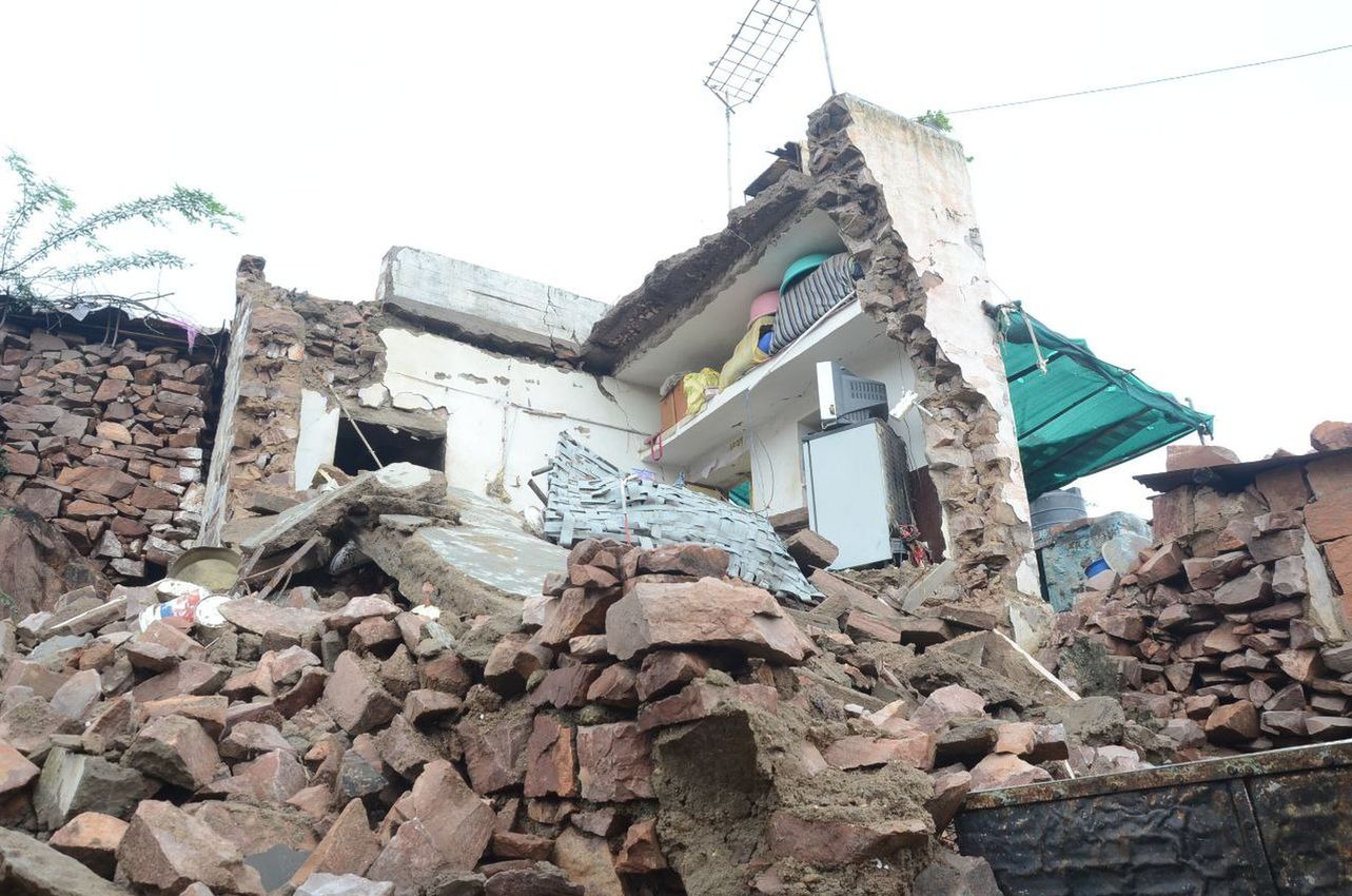  Heavy Rain: भारी बारिश से दीवार टूटने के बाद ढहा मकान, एक महिला की मौत 