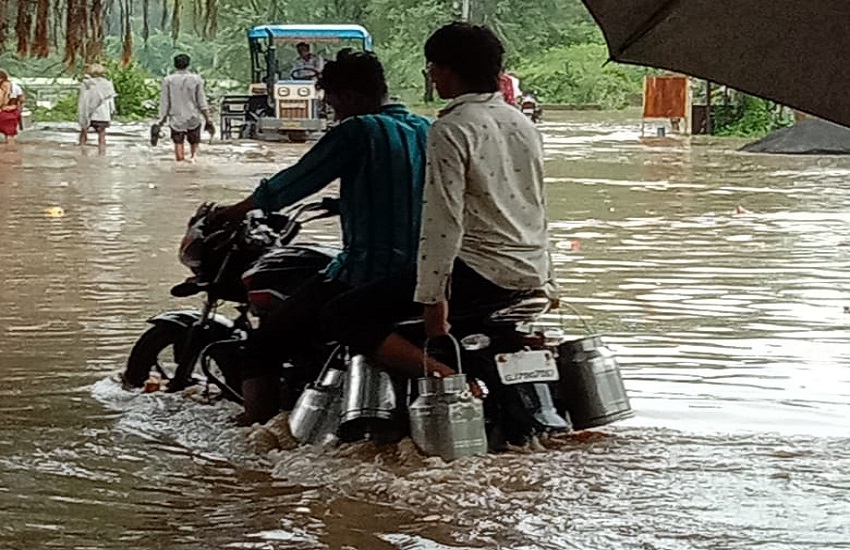 Gujarat Monsoon News : खेड़ा के गांव में बरसाती पानी भरने से जन-जीवन प्रभावित