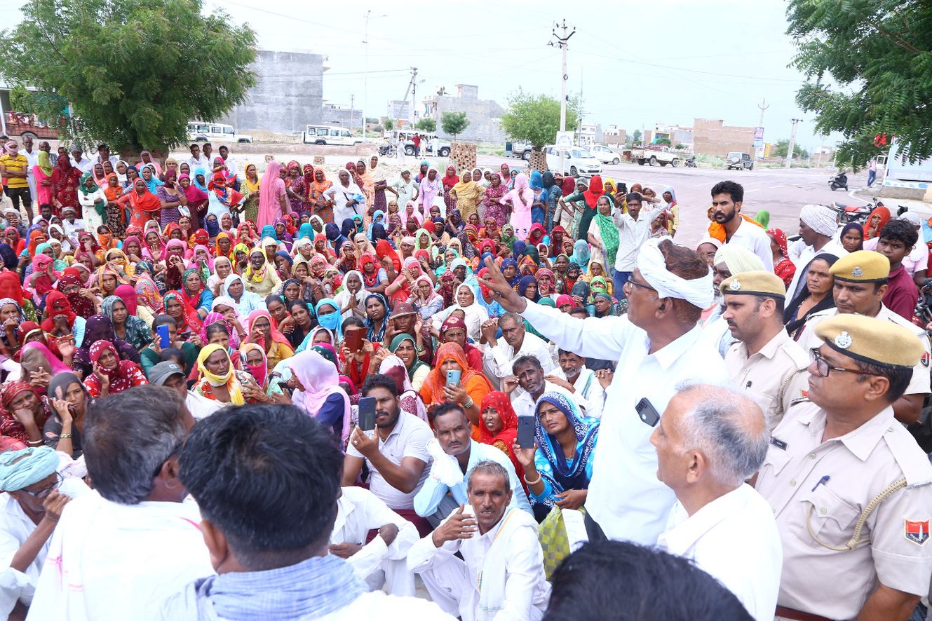 मनरेगा में मजदूरी बढ़ाने की मांग, श्रमिकों ने जिला परिषद कार्यालय को घेरा
