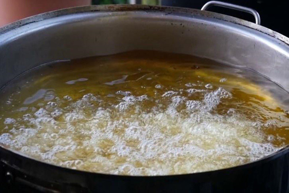 Boiling oil putted on the shopkeeper for just 8 rupees in Ghaziabad